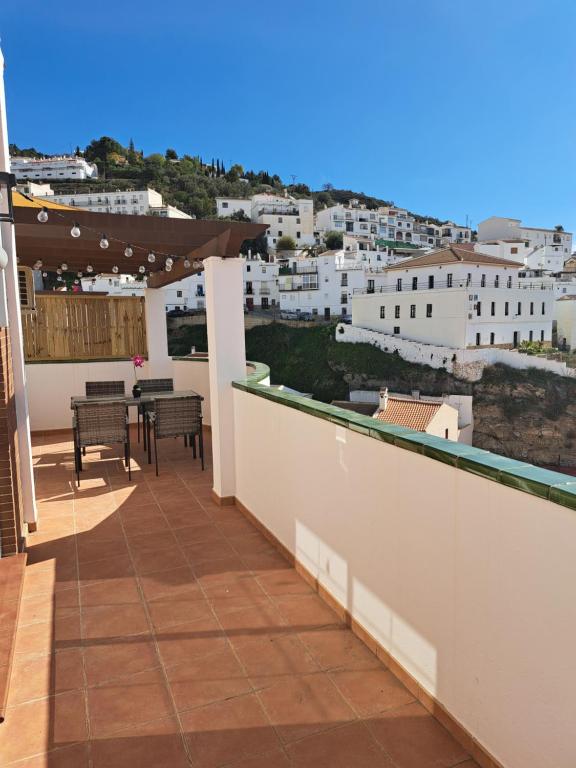 Un balcón con vista a una ciudad en Ático Bella Vista, en Cómpeta