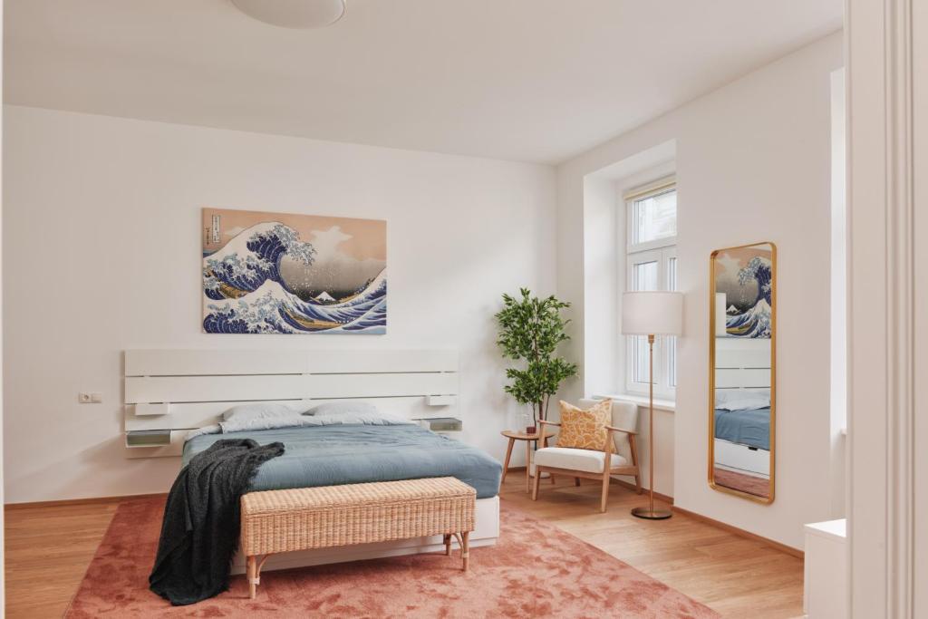 ein Schlafzimmer mit einem Bett und einem Gemälde des Tsunami in der Unterkunft Elegant Premium Apartment in Central Vienna (Naschmarkt) in Wien