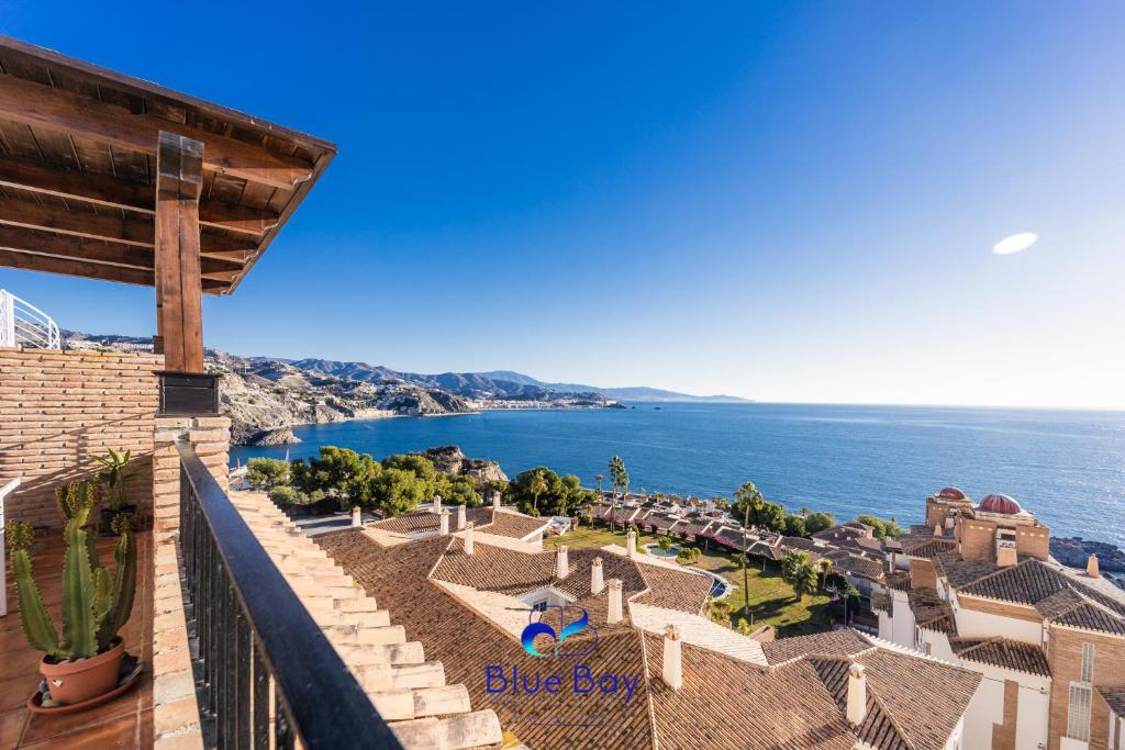 Una vista del océano desde el balcón de un resort. en Penthouse La Roca, en La Herradura