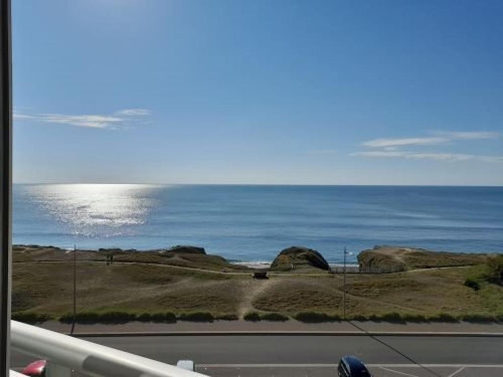 - une vue sur l'océan depuis l'autoroute dans l'établissement Studio face mer avec balcon-véranda, parking privé, criques à proximité, accueil petits chiens - FR-1-324-32, à Saint-Hilaire-de-Riez