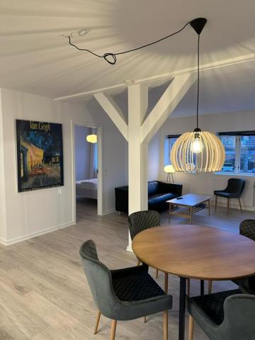 Ruang duduk di 11F 1 tv Højbanetorvet