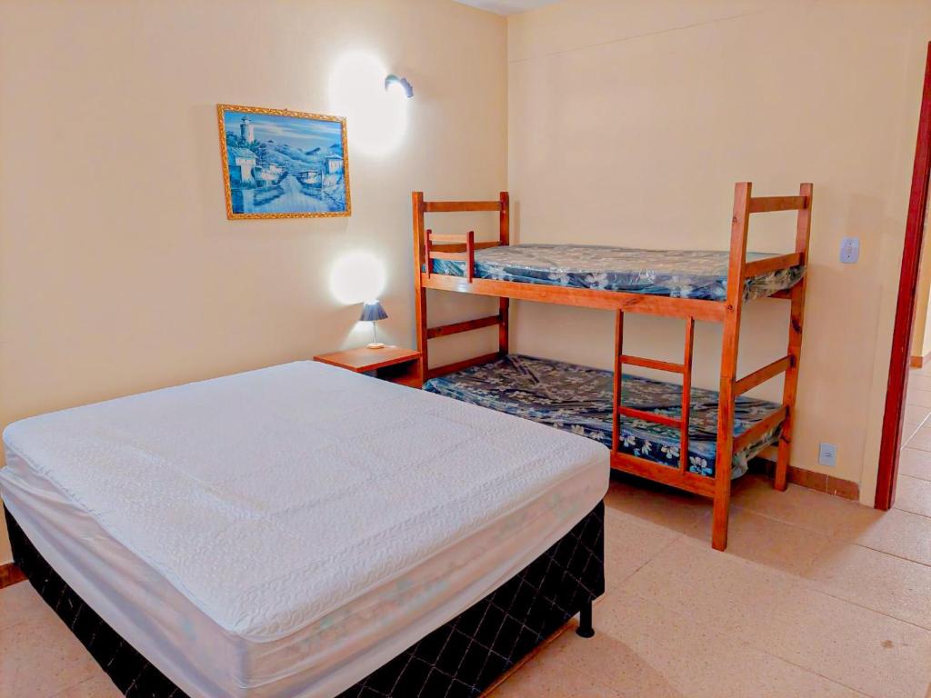 サクアレマにあるEspaço da Crisのベッドルーム1室(ベッド1台、二段ベッド1組付)