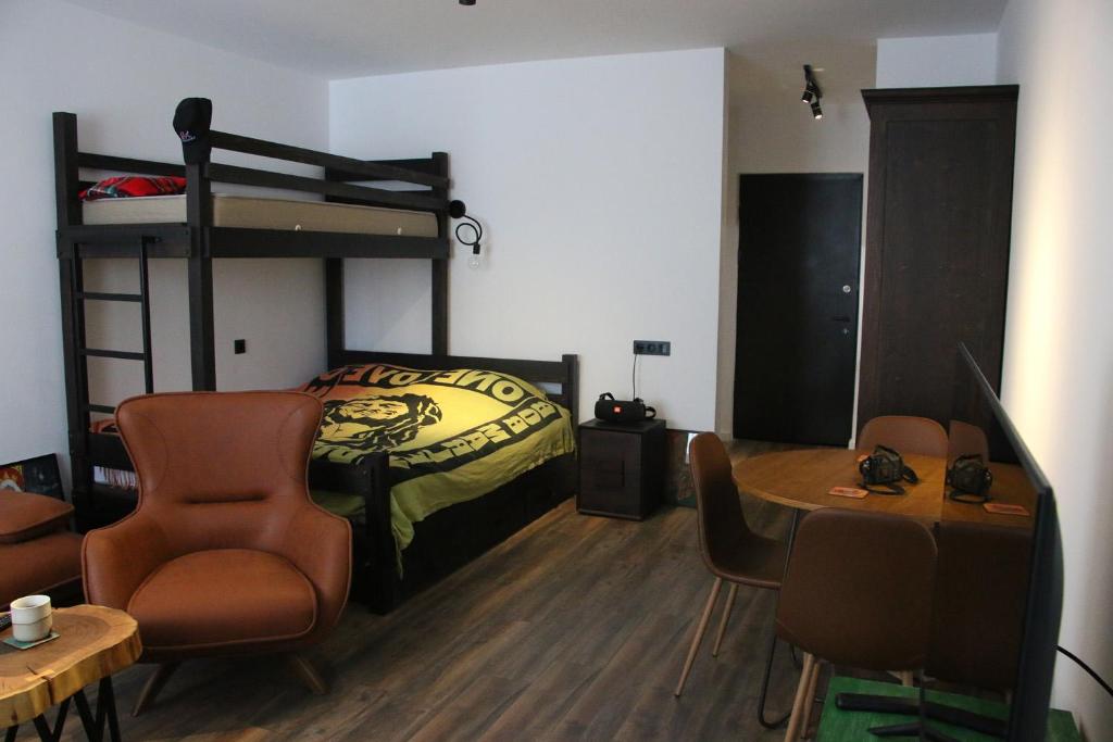 Postel nebo postele na pokoji v ubytování ski-in/ski-out apartment in Gudauri