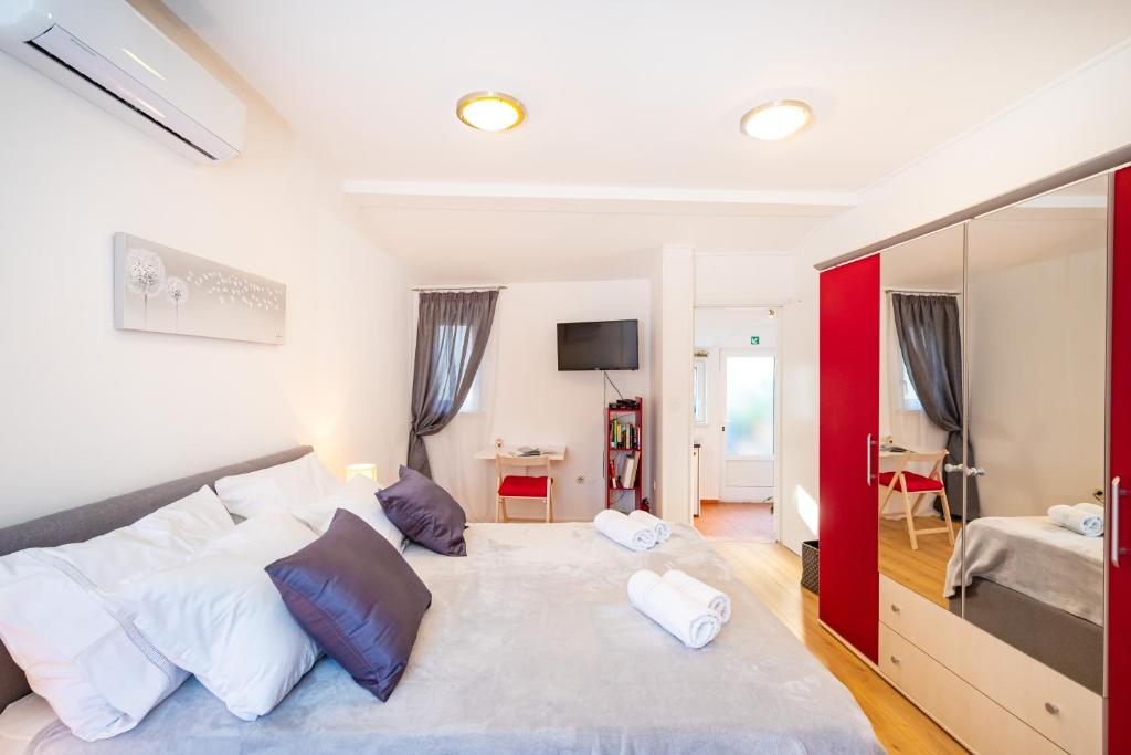 Postel nebo postele na pokoji v ubytování Mediterranean terrace apartment with Bikes & SUP