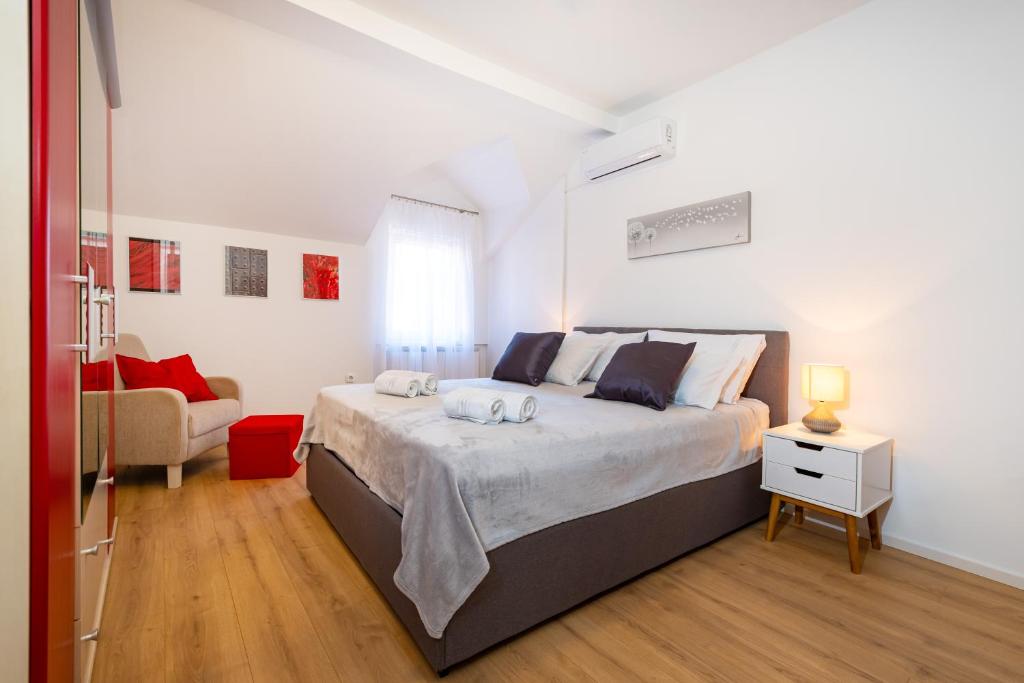 Postel nebo postele na pokoji v ubytování Mediterranean terrace apartment with Bikes & SUP