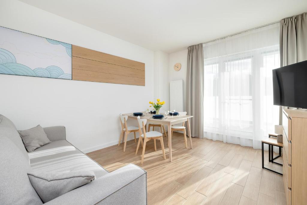 Televízia a/alebo spoločenská miestnosť v ubytovaní Apartamenty Onyx SeaView by Rent like home