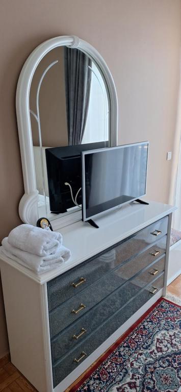 Televízia a/alebo spoločenská miestnosť v ubytovaní HARMA cozy apartment