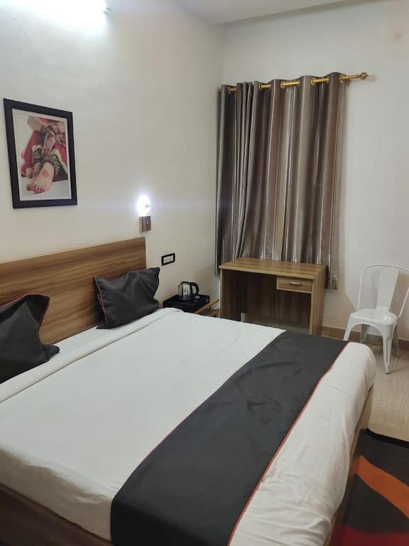 Postel nebo postele na pokoji v ubytování Gulnaar Inn