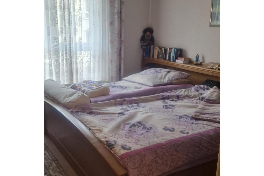 2 łóżka pojedyncze w pokoju z oknem w obiekcie Private Rooms w Hanowerze