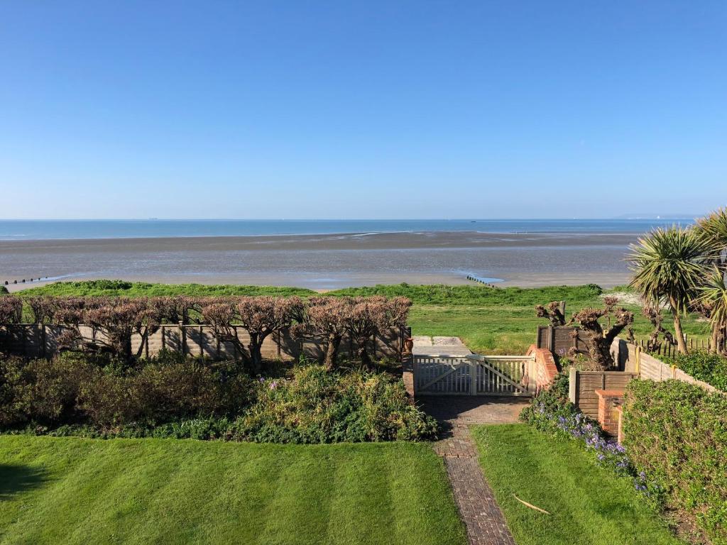 West Wittering beach house with direct beach access, West Wittering