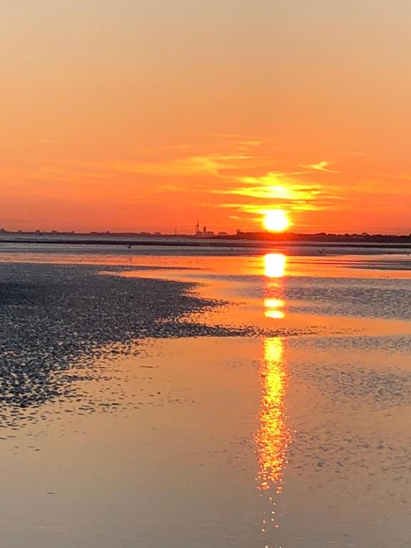 West Wittering beach house with direct beach access - Five-Bedroom House