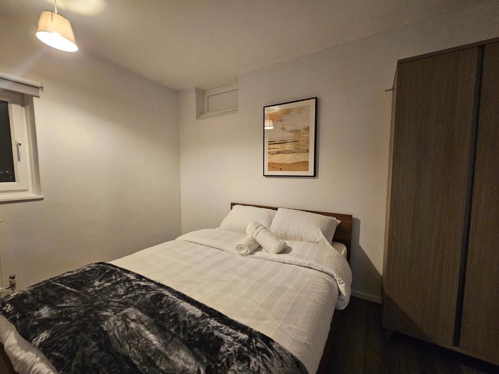 a bedroom with a bed with two white pillows at Apartment Near Towerbridge in London