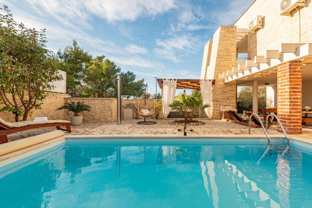 Πισίνα στο ή κοντά στο Villa Ivan ZadarVillas