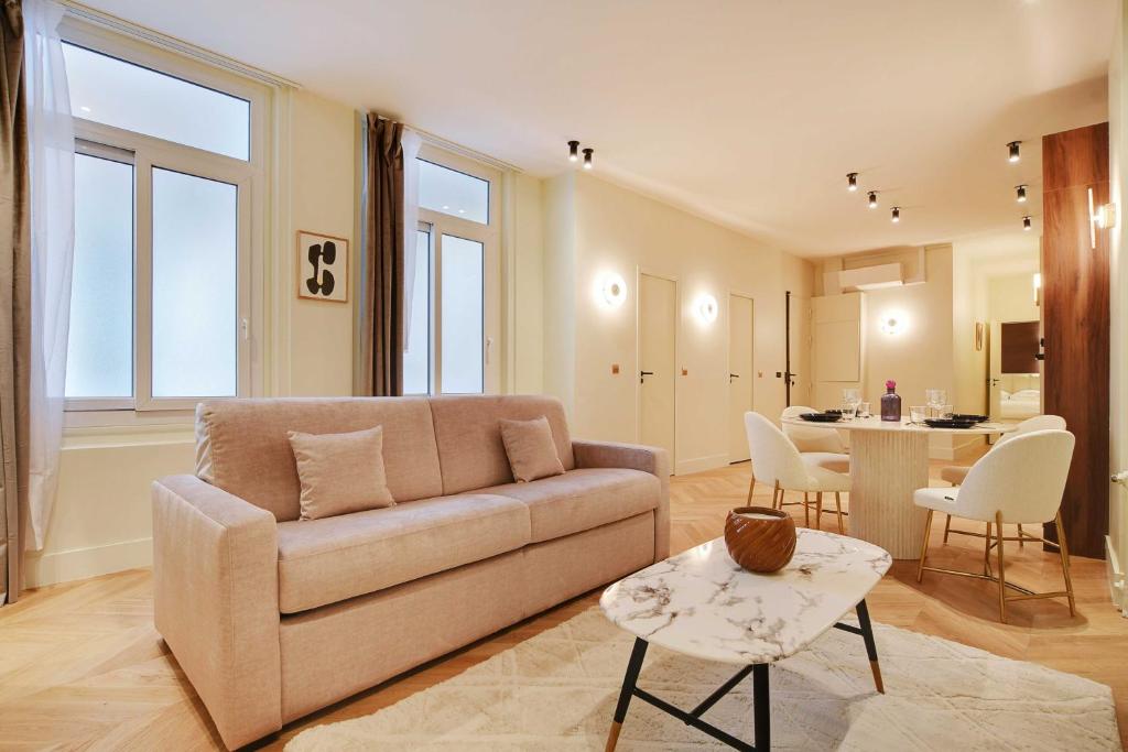 un salon avec un canapé et une cuisine dans l'établissement Luxurious apartment - 2BR-6P - Saint-Germain, à Paris