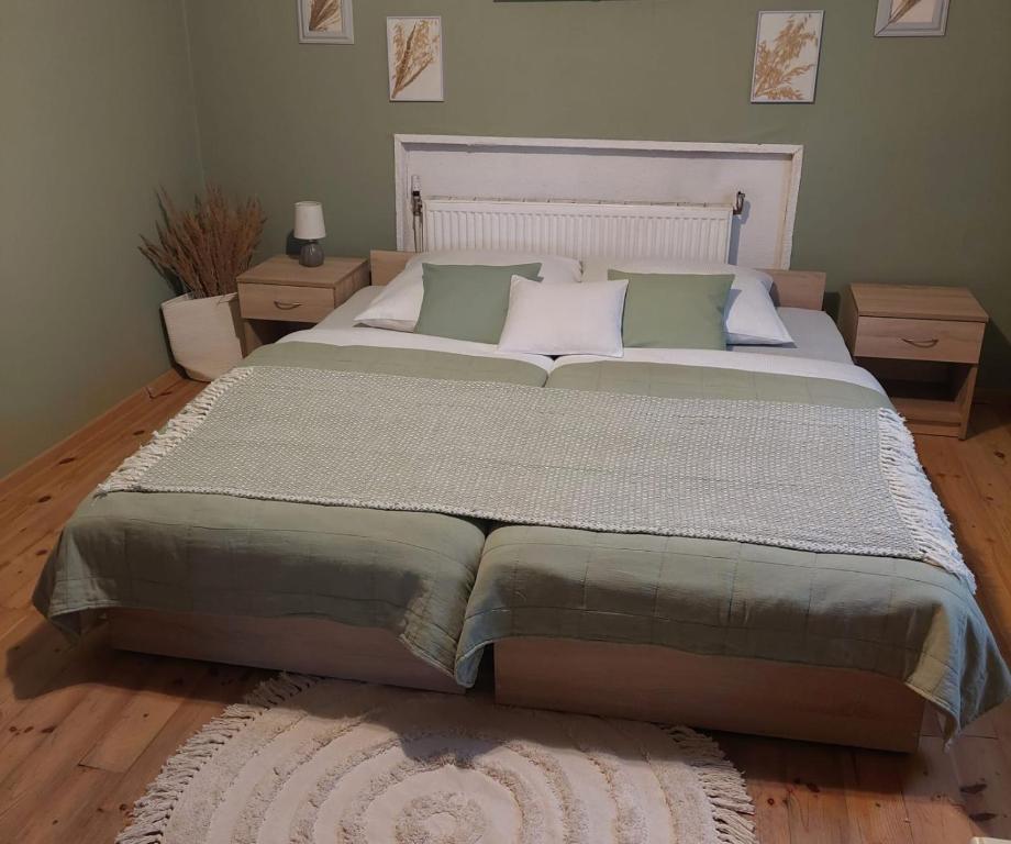 un grande letto in una camera da letto con due comodini di U Alchemika 