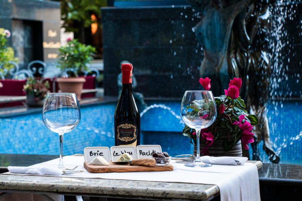 Bazén v ubytování Hotel Elysee nebo v jeho okolí