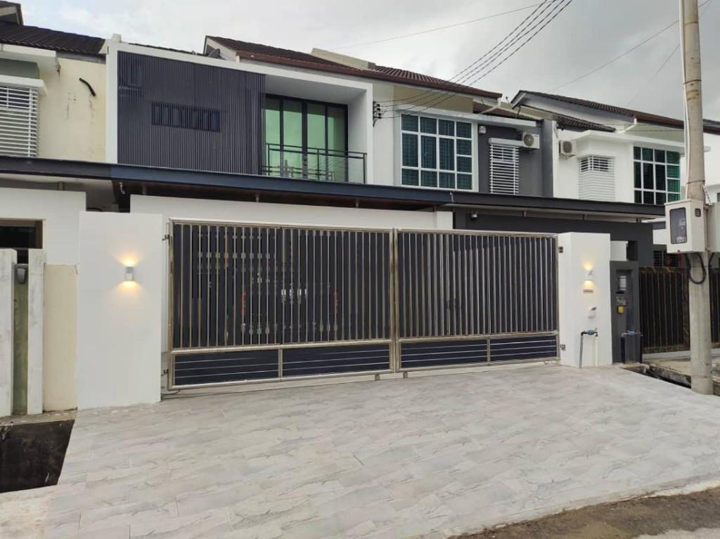 una casa con puerta y entrada en CASA homestay 軒名宿 en Miri