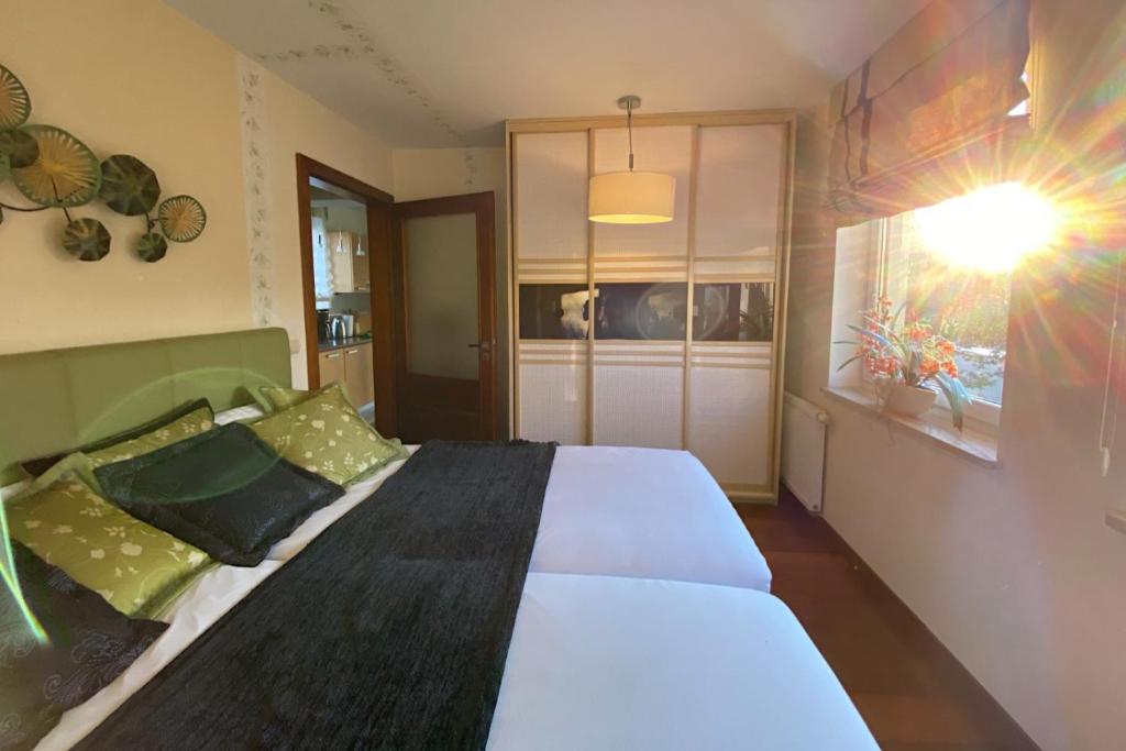 Postel nebo postele na pokoji v ubytování Seaside Apartment with Parking & AC - 150 m to the Beach by Noclegi Renters
