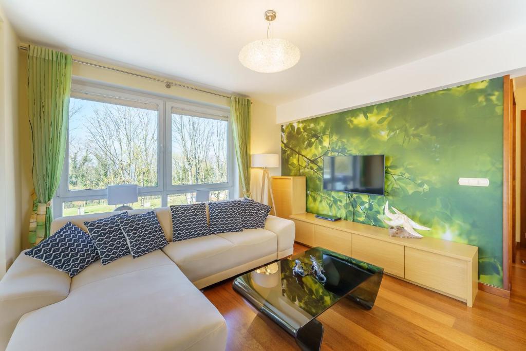 TV a/nebo společenská místnost v ubytování Seaside Apartment with Parking & AC - 150 m to the Beach by Noclegi Renters