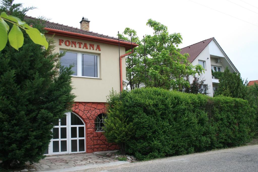 una casa con un cartel que lee portalasia en Fontana Vendégház en Tát