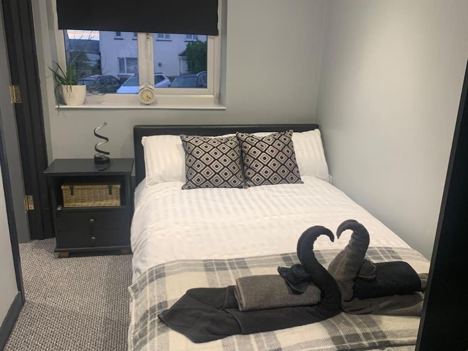 ein Schlafzimmer mit zwei Schwänen auf einem Bett in der Unterkunft Kinterbury Annexe in Plymouth