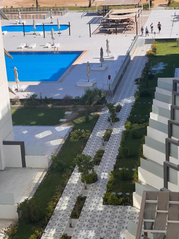 una vista aérea de una piscina en un edificio en استدديك, en `Ezbet Bûgti