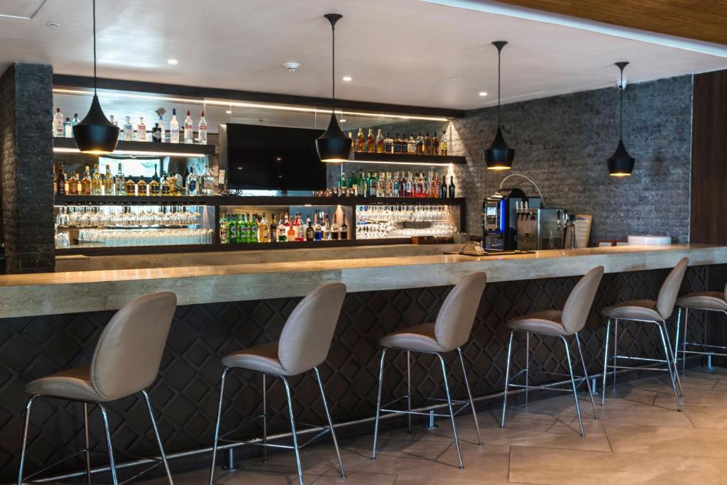Lounge nebo bar v ubytování Courtyard by Marriott Puerto Montt
