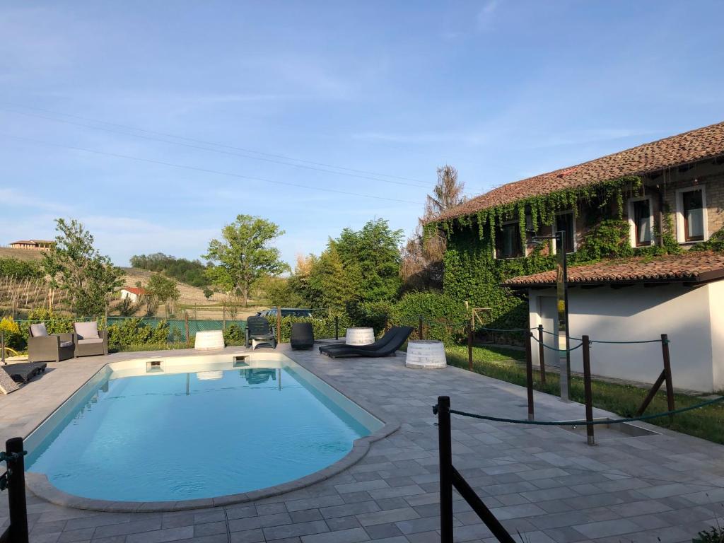 uma piscina num quintal ao lado de uma casa em Cascina Dani em Agliano Terme