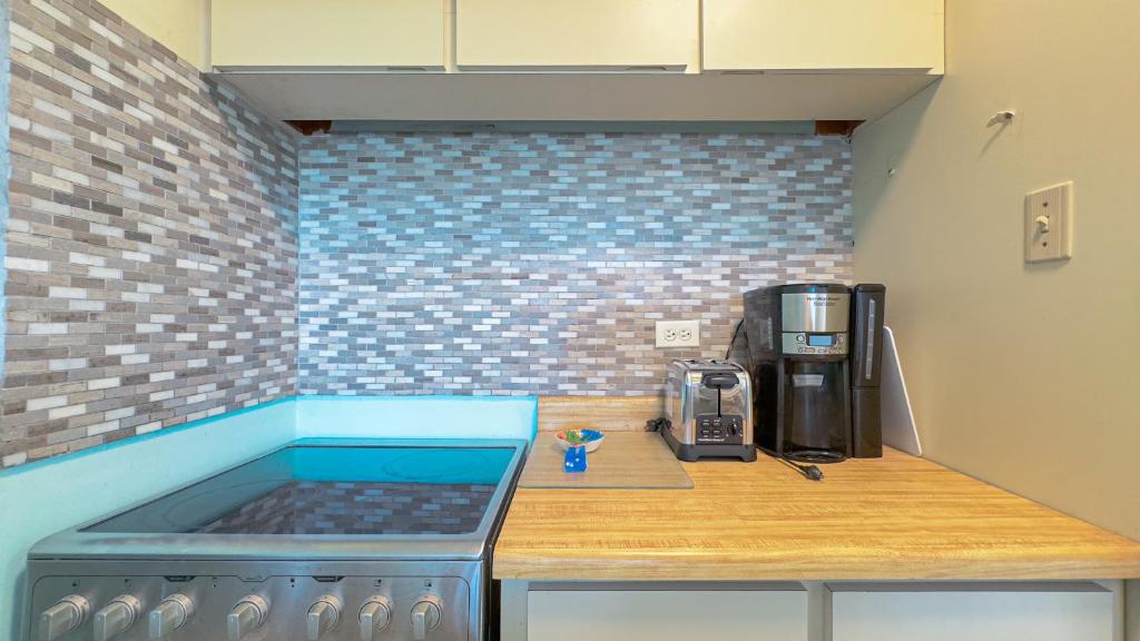 Příslušenství pro přípravu čaje a kávy v ubytování Moana's Beach Apartment in Luquillo PR Beach View