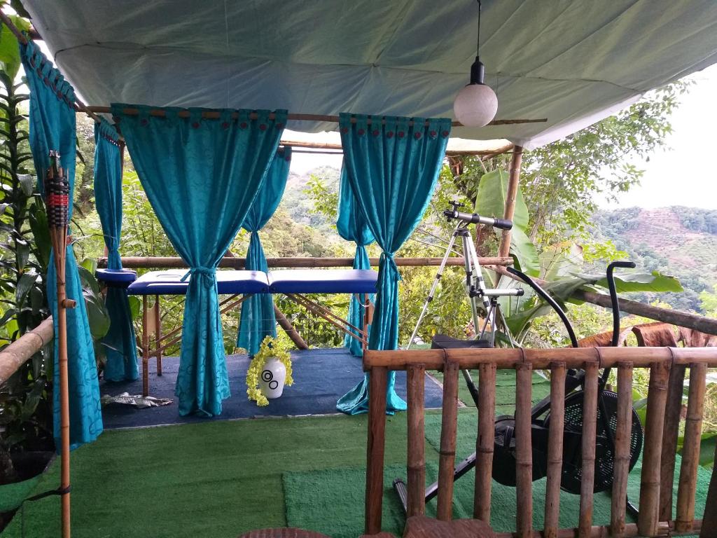 Nespecifikovaný výhled na hory nebo výhled na hory při pohledu z kapslového hotelu