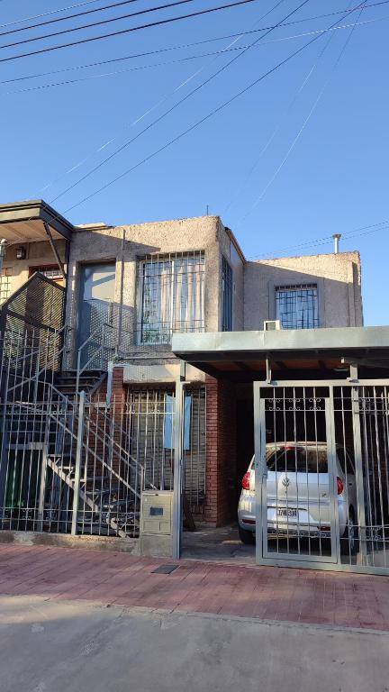 een auto geparkeerd voor een gebouw met een hek bij Las Cañas dpto in Guaymallen