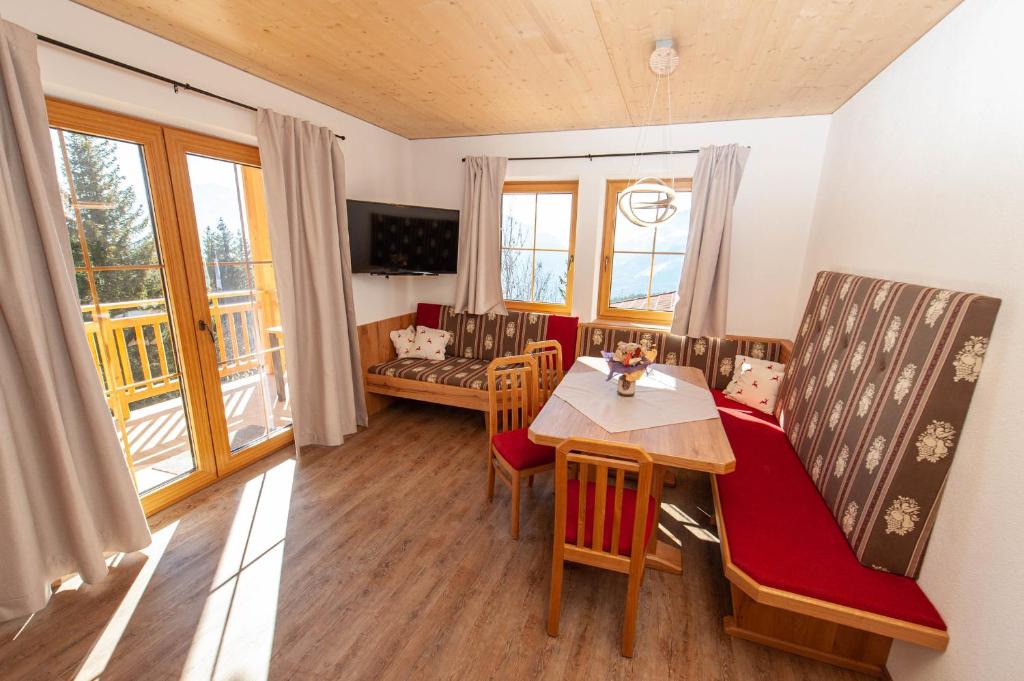 uma sala de estar com uma mesa de jantar e cadeiras em Apartment Drautalblick em Oberdrauburg