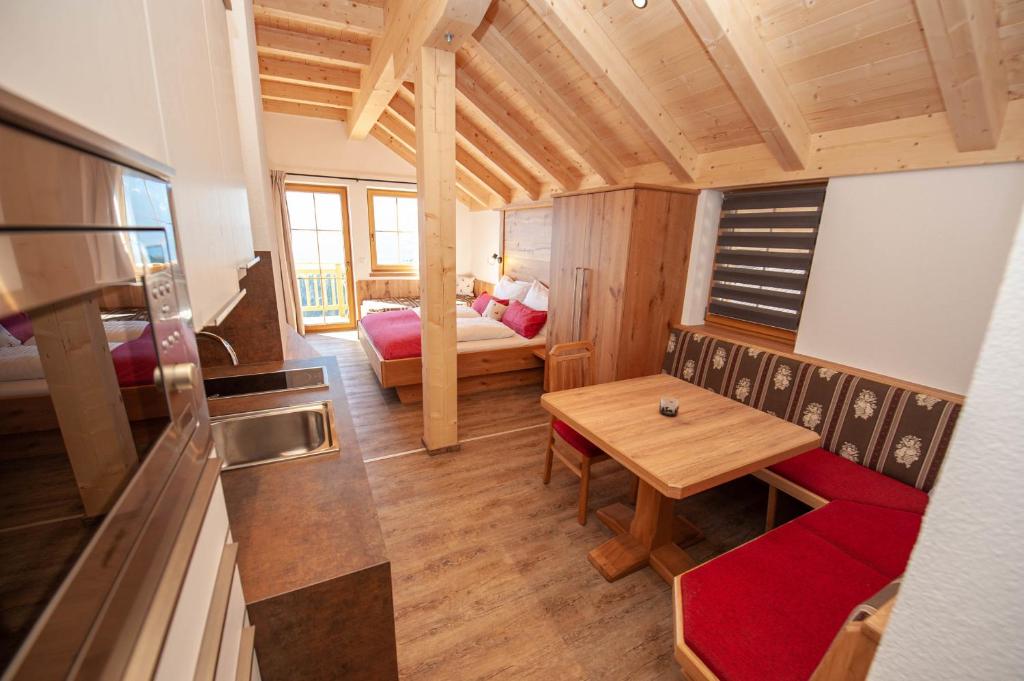 una pequeña sala de estar con mesa y sofá en Apartment Gailtalblick, en Oberdrauburg