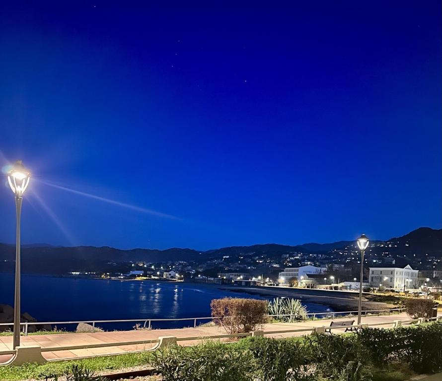 Una vista de un cuerpo de agua por la noche en Bel appartement neuf vue mer, en LʼÎle-Rousse