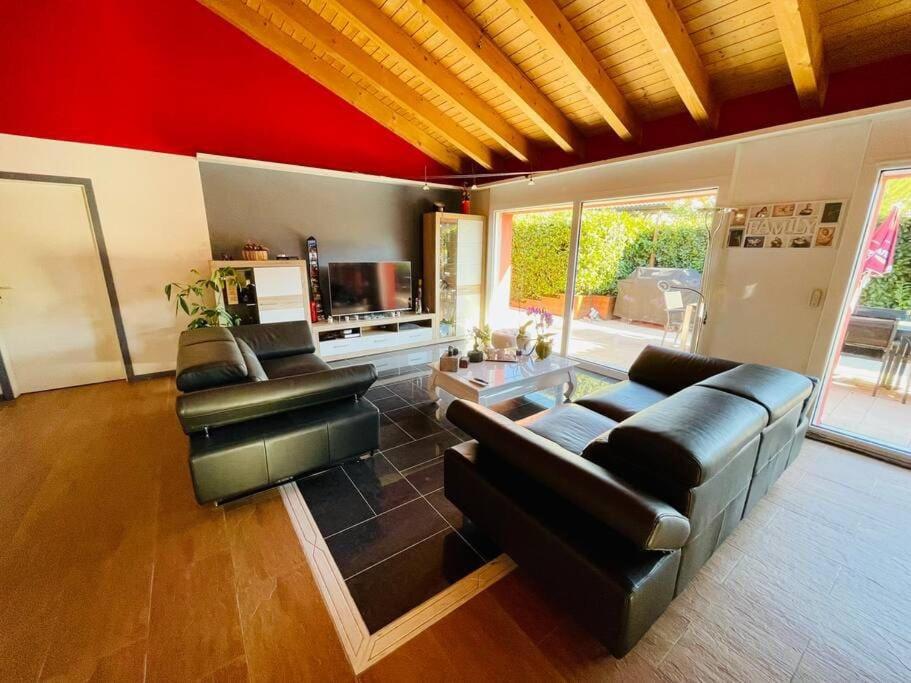 ein Wohnzimmer mit einem Sofa und 2 Stühlen in der Unterkunft Charming Family Home Our Valais Bliss in Saint-Germain