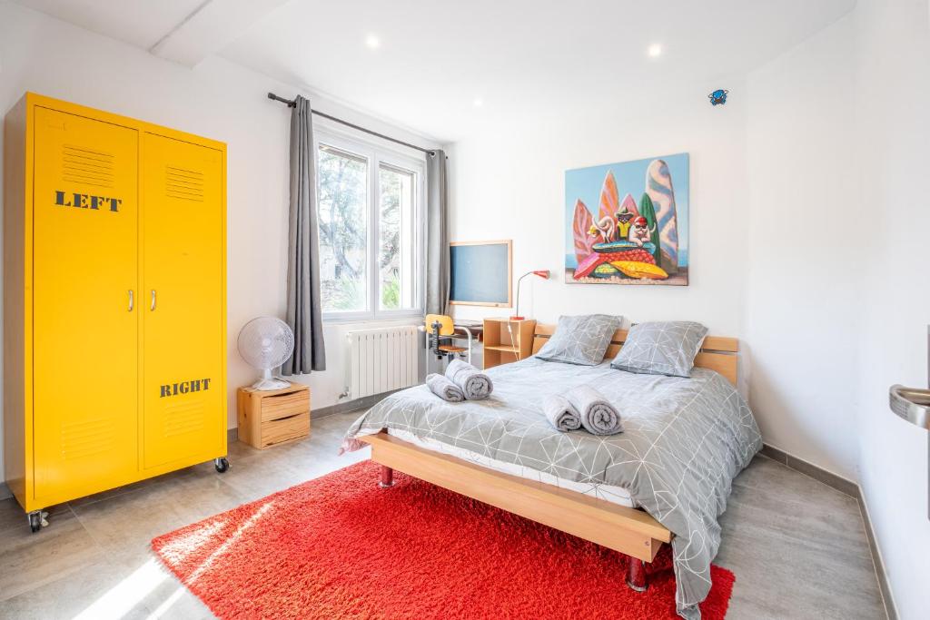 1 dormitorio con 1 cama y armario amarillo en Maison provençale, en Cornillon-Confoux