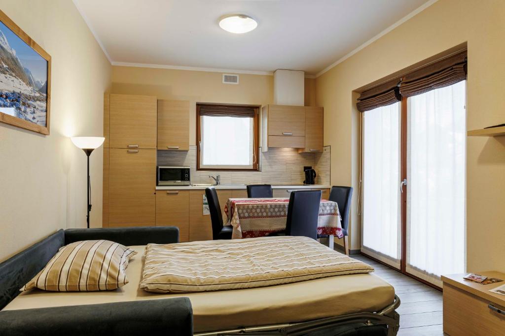 a small room with a bed and a kitchen at Chalet Armony in Livigno