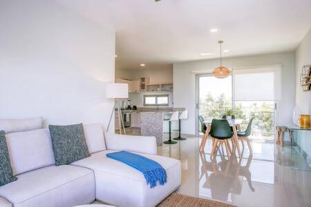 Zona d'estar a New Apt in Residential Area with Amenities & 24hr Security