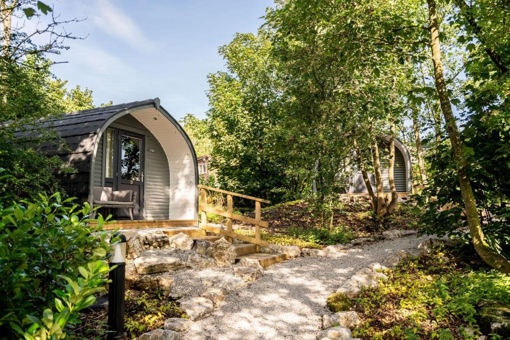 ein winziges Haus im Wald mit einem Pfad in der Unterkunft Long Ashes - Yan in Tattenhall