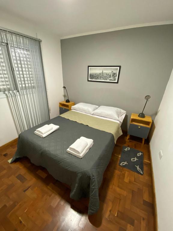 ein Schlafzimmer mit einem Bett mit zwei Handtüchern darauf in der Unterkunft Cómodo departamento, excelente ubicacion in Cordoba