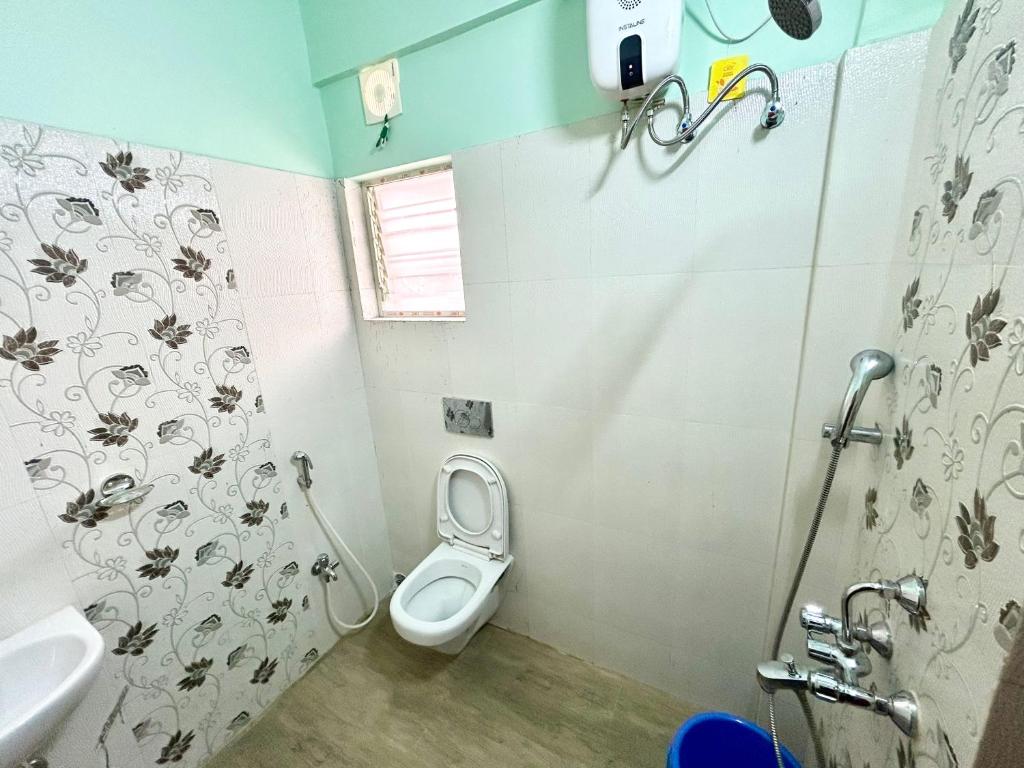 Vannituba majutusasutuses Exquisite 3BHK Apartment in the heart of Newtown beside Axis Mall, Action Area 1