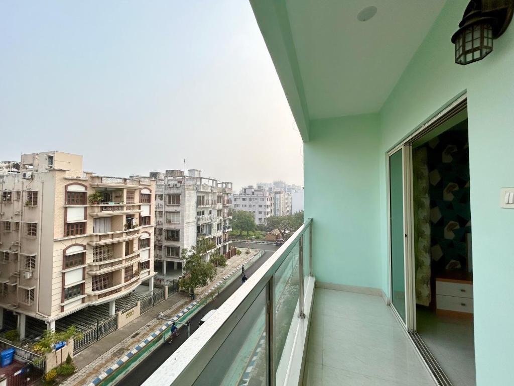 Rõdu või terrass majutusasutuses Exquisite 3BHK Apartment in the heart of Newtown beside Axis Mall, Action Area 1