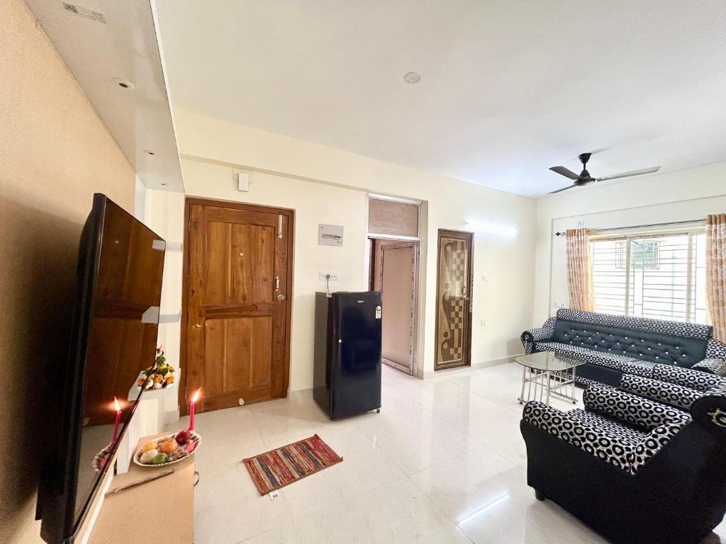 Televiisor ja/või meelelahutuskeskus majutusasutuses Exquisite 3BHK Apartment in the heart of Newtown beside Axis Mall, Action Area 1