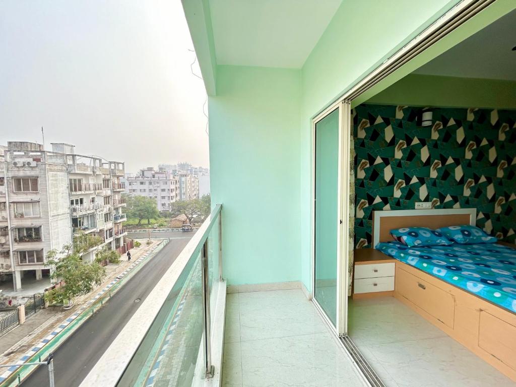 Voodi või voodid majutusasutuse Exquisite 3BHK Apartment in the heart of Newtown beside Axis Mall, Action Area 1 toas