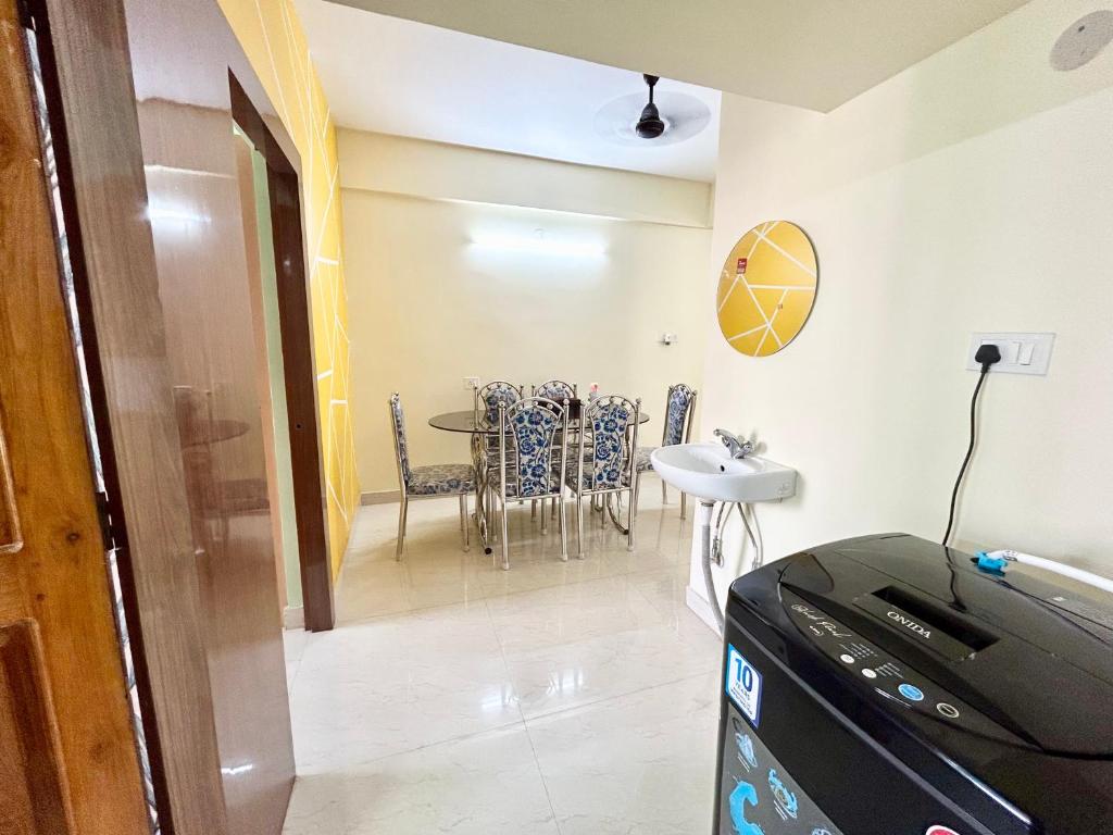 Köök või kööginurk majutusasutuses Exquisite 3BHK Apartment in the heart of Newtown beside Axis Mall, Action Area 1