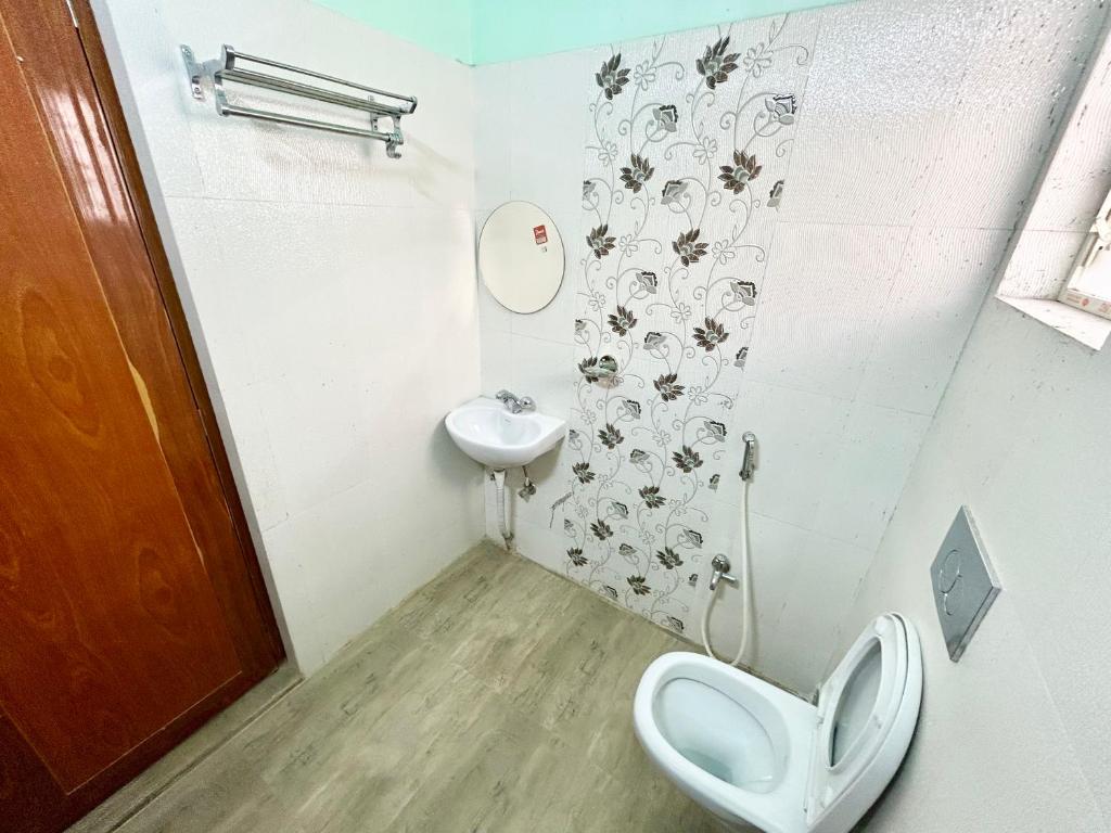 Vannituba majutusasutuses Exquisite 3BHK Apartment in the heart of Newtown beside Axis Mall, Action Area 1