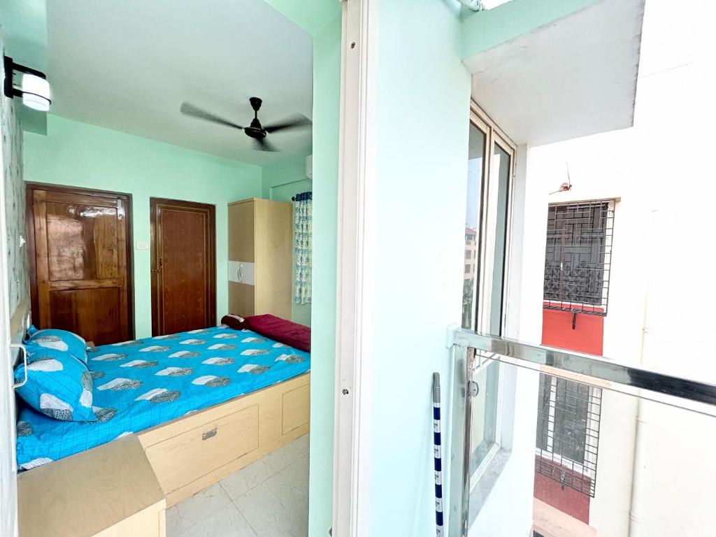 Voodi või voodid majutusasutuse Exquisite 3BHK Apartment in the heart of Newtown beside Axis Mall, Action Area 1 toas