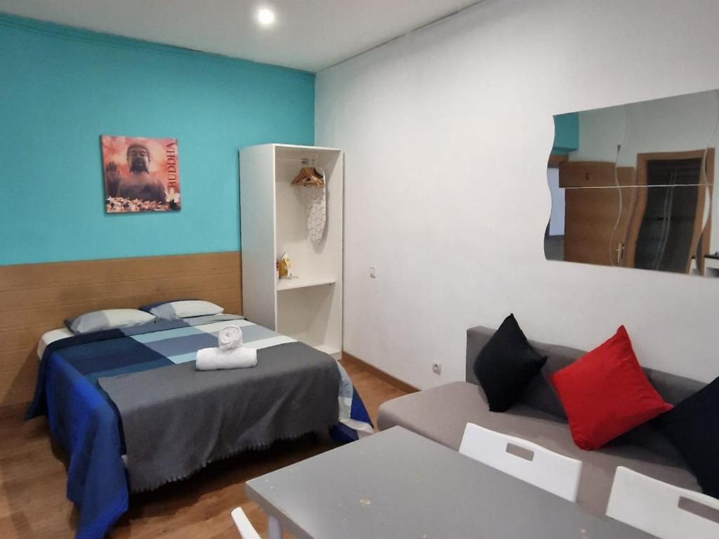 mały pokój z łóżkiem i kanapą w obiekcie Apartamentos EconoStay Barbieri 1 w Madrycie