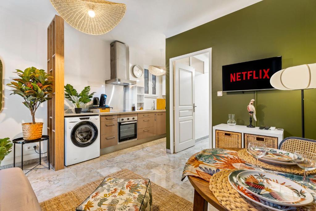 eine Küche mit grünen Wänden und einem Tisch im Zimmer in der Unterkunft Nice Renting - FODERE - Charm & Comfort 2P Heart of Nice - AC & WiFi in Nizza