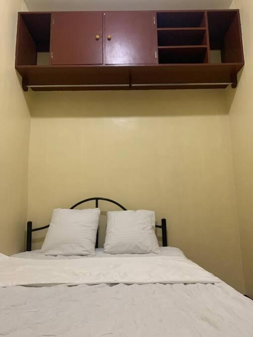 En eller flere senge i et værelse på Bohol Budget Friendly Accommodation